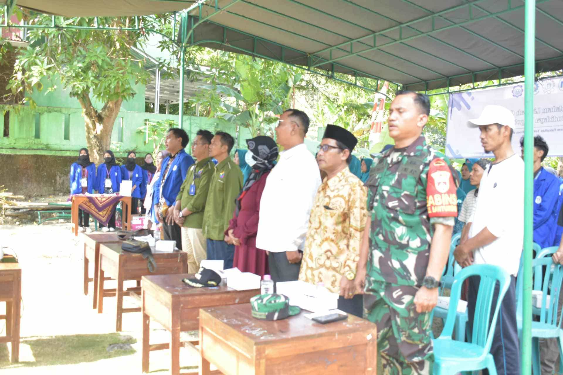 Menyanyikan Lagu Indonesia Raya 